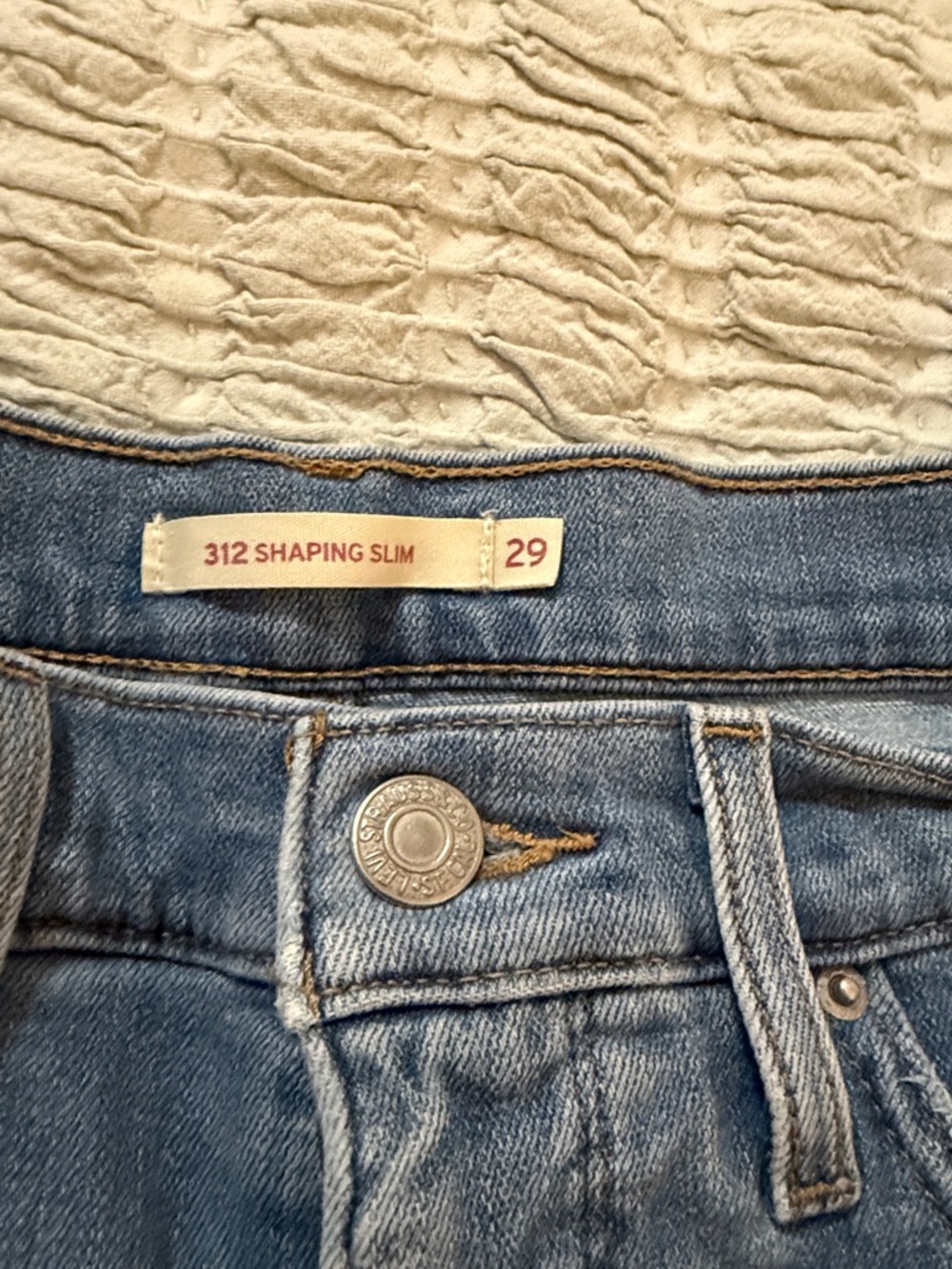 Levi's Women's 312 Shaping Slim Jeans-EUC - Picture 4 of 4